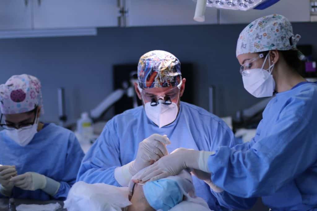 Operando en Quirófano - Dr Juan Couto - Trasplantes Capilares FUE en FUExpert Clinic - Mejor Clínica Capilar en Madrid, España 1 .jpg