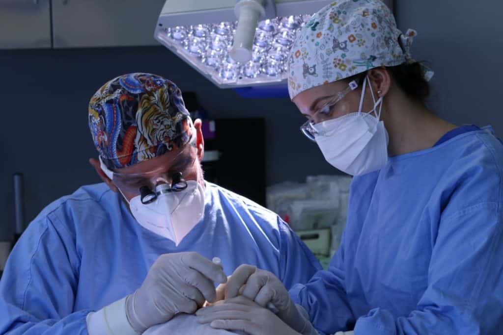 Operando en Quirófano - Dr Juan Couto - Trasplantes Capilares FUE en FUExpert Clinic - Mejor Clínica Capilar en Madrid, España 2